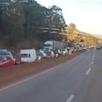 Obra na Fernão Dias complica trânsito na subida da Serra de Igarapé, na Grande BH; veja rota alternativa