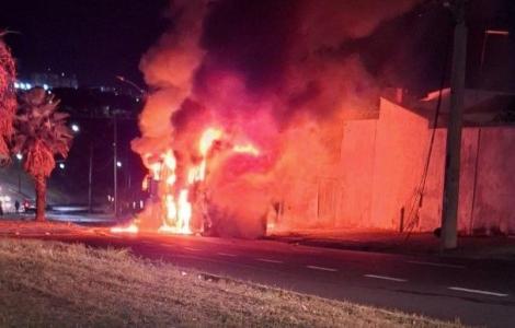 Fogo consumiu o ônibus completamente