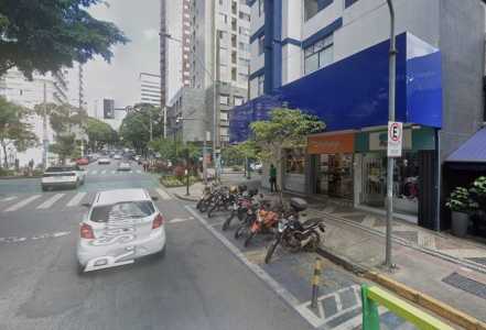 Ocorrência é atendida pelo Corpo de Bombeiros na rua Sergipe, na Savassi