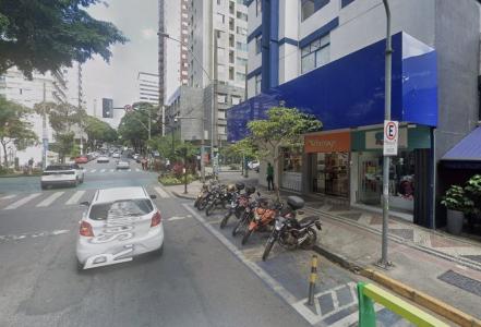 Ocorrência é atendida pelo Corpo de Bombeiros na rua Sergipe, na Savassi