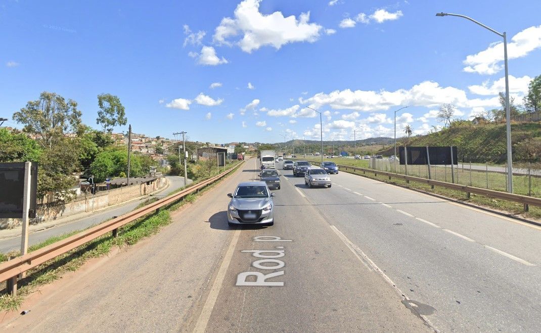 Homem fica ferido ao 'dar grau' e cair de moto na BR-040, em Ribeirão das Neves, Grande BH