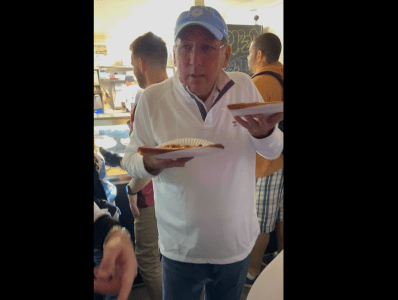 John Textor, proprietário do Botafogo, em pizzaria nos Estados Unidos