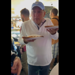 John Textor come pizza com torcedores do River Plate e provoca europeus