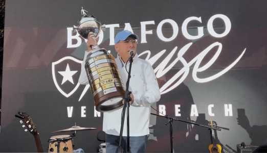 John Textor, com o troféu da Libertadores da América, em evento na "Botafogo House", em Los Angeles