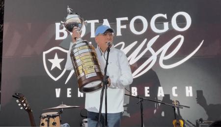 John Textor, com o troféu da Libertadores da América, em evento na "Botafogo House", em Los Angeles