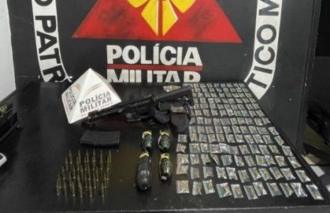 Apreensão aconteceu na madrugada deste domingo (22)