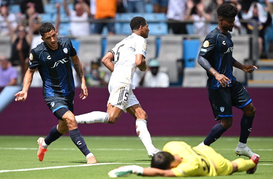 Real Madrid supera expulsão, vence primeira no Mundial e elimina o Pachuca
