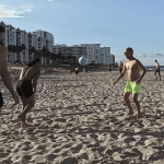 Guardiola joga 'altinha' e se diverte com jogadores na praia em folga do City; veja
