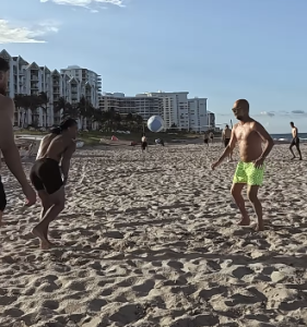 Guardiola curte praia com elenco do Manchester City