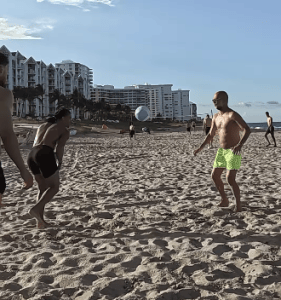 Guardiola curte praia com elenco do Manchester City