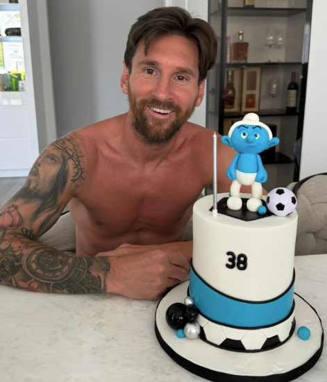 Messi comemora 38 anos e ganha bolo de Smurf da esposa