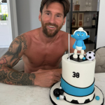 Messi comemora 38 anos e ganha bolo de Smurf da esposa