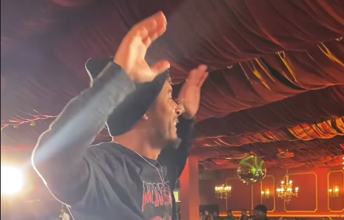 Em 'saideira' das férias, jogador é homenageado com hino do Cruzeiro em restaurante