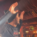 Em 'saideira' das férias, jogador é homenageado com hino do Cruzeiro em restaurante