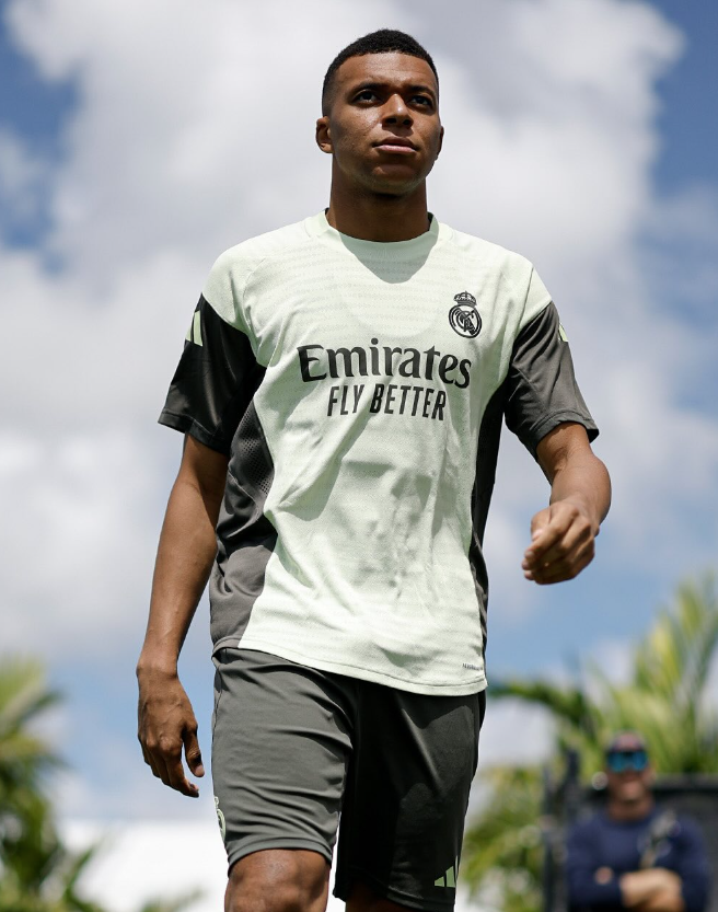 Mbappé volta a treinar com elenco do Real Madrid após gastroenterite