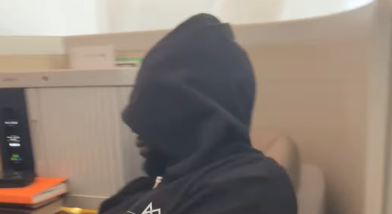 Bolasie, do Cruzeiro, é alvo de zoeira na viagem de volta das férias