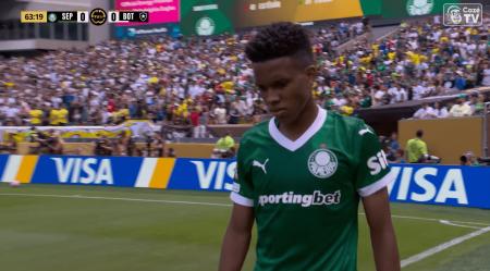 Estevão deixa a partida entre Palmeiras e Botafogo, no Mundial de Clubes
