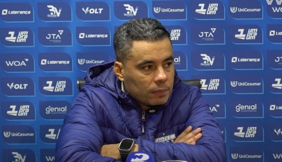 Jair Ventura manda recado sobre clássicos pelo Avaí após vitória contra o Criciúma