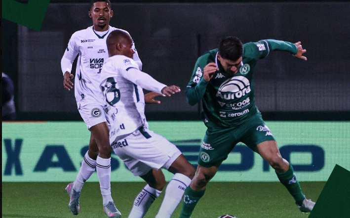 Goiás vira no último lance contra Chapecoense e retoma liderança da Série B