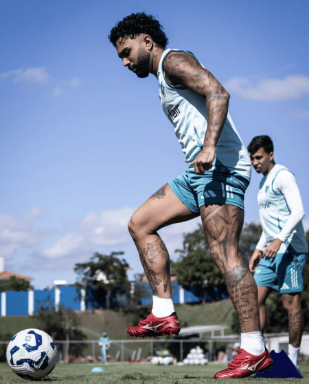 Elenco do Cruzeiro durante treino na Toca da Raposa II