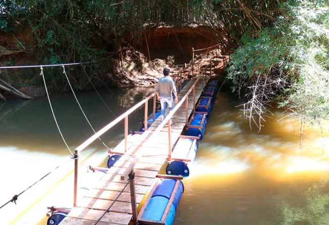 Passarela temporária é instalada na região da Ponte do Atalho, em Três Corações