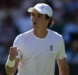 João Fonseca durante partida de estreia em Wimbledon