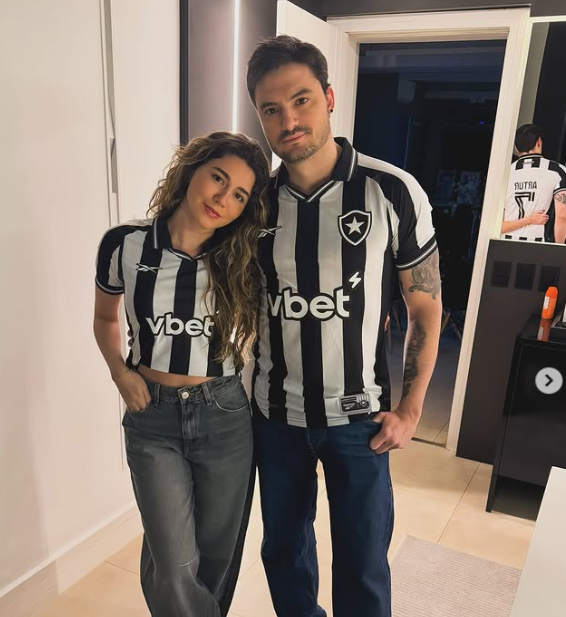 Felipe Neto compra camisa histórica do Botafogo no Mundial por 'fortuna'