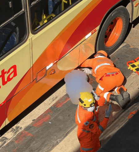 Equipes de resgate retirando vítima do acidente