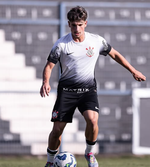 Com multa milionária, promessa do Corinthians assina primeiro contrato profissional