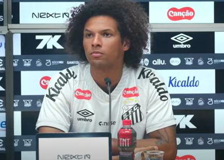 Willian Arão foi apresentado oficialmente pelo Santos