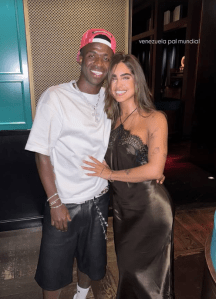 Vinicius Júnior ao lado de Isabella Ladera