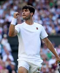 Alcaraz durante terceira rodada de Wimbledon