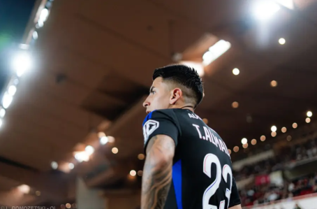 Thiago Almada em ação pelo Lyon no primeiro semestre de 2025