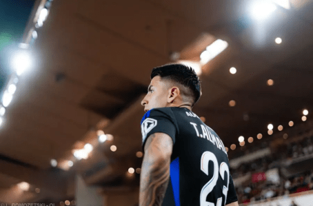 Thiago Almada em ação pelo Lyon no primeiro semestre de 2025