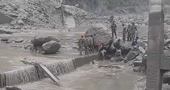 Chuvas causam colapso de ponte no Nepal