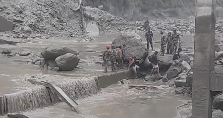 Chuvas causam colapso de ponte no Nepal