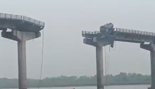 Ponte colapsou na Índia