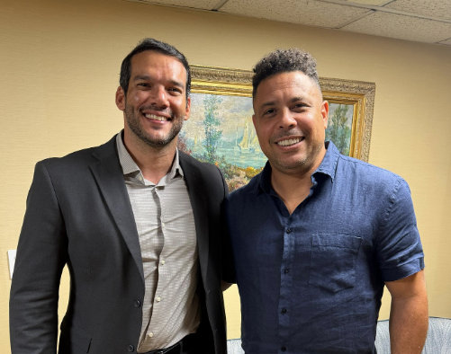 Presidente da CBF posa com Ronaldo e revela abertura para diálogo