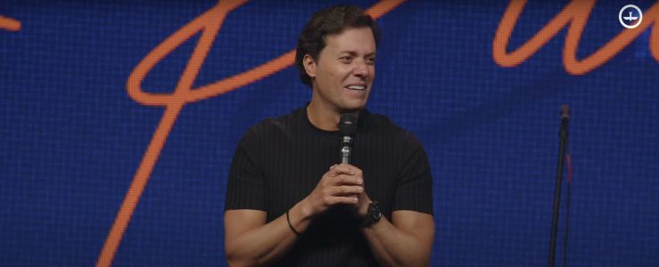 André Valadão chora ao falar sobre a morte de sobrinho