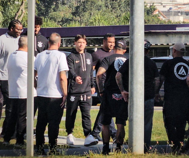 Torcedores organizados do Corinthians conversam com jogadores e diretoria no CT
