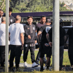 Torcedores organizados do Corinthians conversam com jogadores e diretoria no CT
