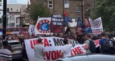 Torcedores do Crystal Palace, da Inglaterra, em protesto contra a Uefa