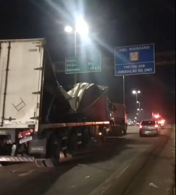Após 18 horas de bloqueio devido a tombamento de carreta, trânsito é liberado no Anel Rodoviário