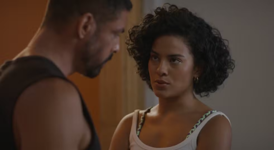 César (Cauã Reymond) e Maria de Fátima (Bella Campos)