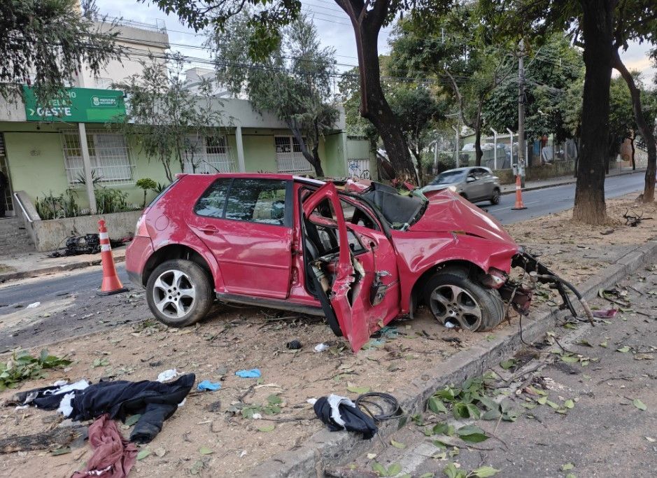 Motorista bate em árvores e motor do carro é lançado na av. Barão Homem de Melo, em BH