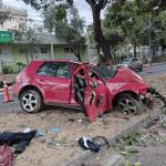 Motorista bate em árvores e motor do carro é lançado na av. Barão Homem de Melo, em BH