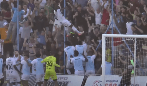Rodrigo Fumaça comemora o seu gol pelo North diante do Patrocinense
