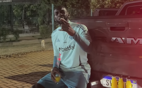 Bolasie celebra goleada do Cruzeiro com funk, dança e suco de laranja; assista