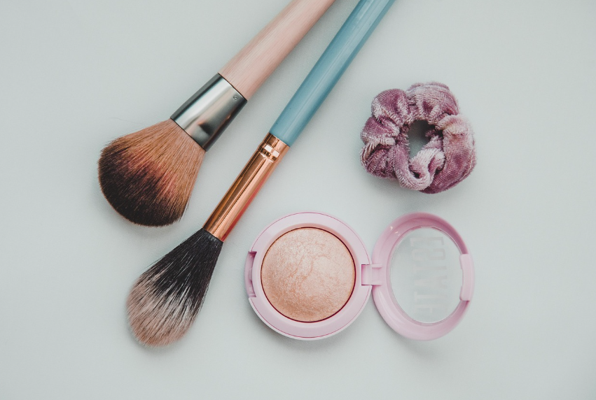 Skincare e maquiagem para crianças? Entenda o que os pediatras dizem sobre as práticas