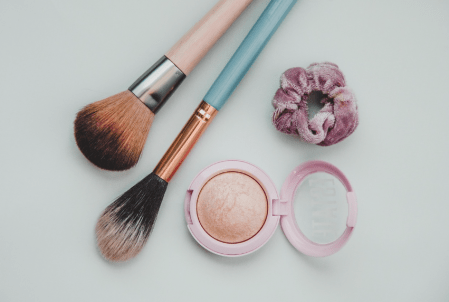 Na adolescência, o uso excessivo de maquiagem propicia a obstrução dos poros, o que leva ao aparecimento de acne e dermatites